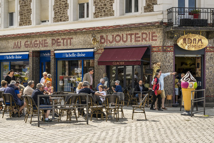 France, Côtes d'Armor (22), Paimpol, conserverie et café dans une ancien horlogerie bijouterie avec une facade de Odorico