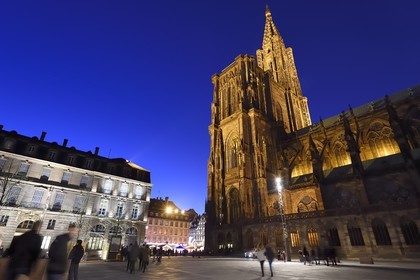 France, Bas-Rhin (67), Strasbourg, vieille ville classée au Patrimoine Mondial de l'UNESCO, place du Château, la Cathédrale Notre Dame