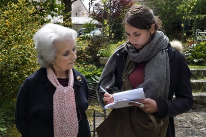 France, Yvelines (78), Montchauvet, tournage pour la télévision du Village Préféré des Français avec Stéphane Bern, Claire Carisey interviewe Annick Mouillard
