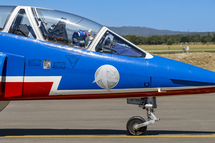 France, Bouches-du-Rhône (13), Salon-de-Provence, base aerienne 701, base de la Patrouille de France (PAF pour Patrouille acrobatique de France) de l'Armée de l'air et de l'espace française, le pilote salue son mécanicien avant chaque vol à bord de l'avion Alphajet