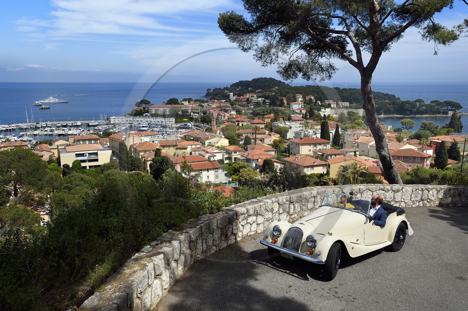 France, Alpes Maritimes (06), Saint-Jean-Cap-Ferrat, découverte de la côte dans une voiture vintage Morgan Roadster 4 4