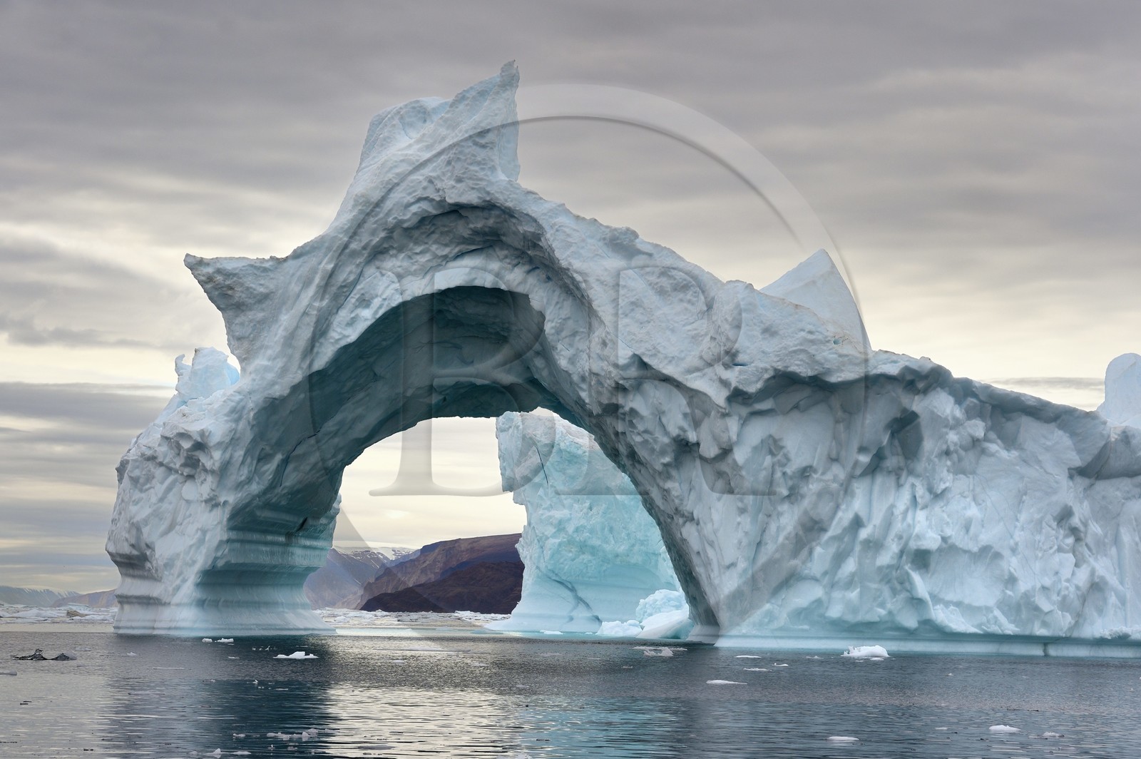 Groenland, cote Nord-Ouest, mer de Baffin, Inglefield Fjord vers Qaanaaq, iceberg formant un arche