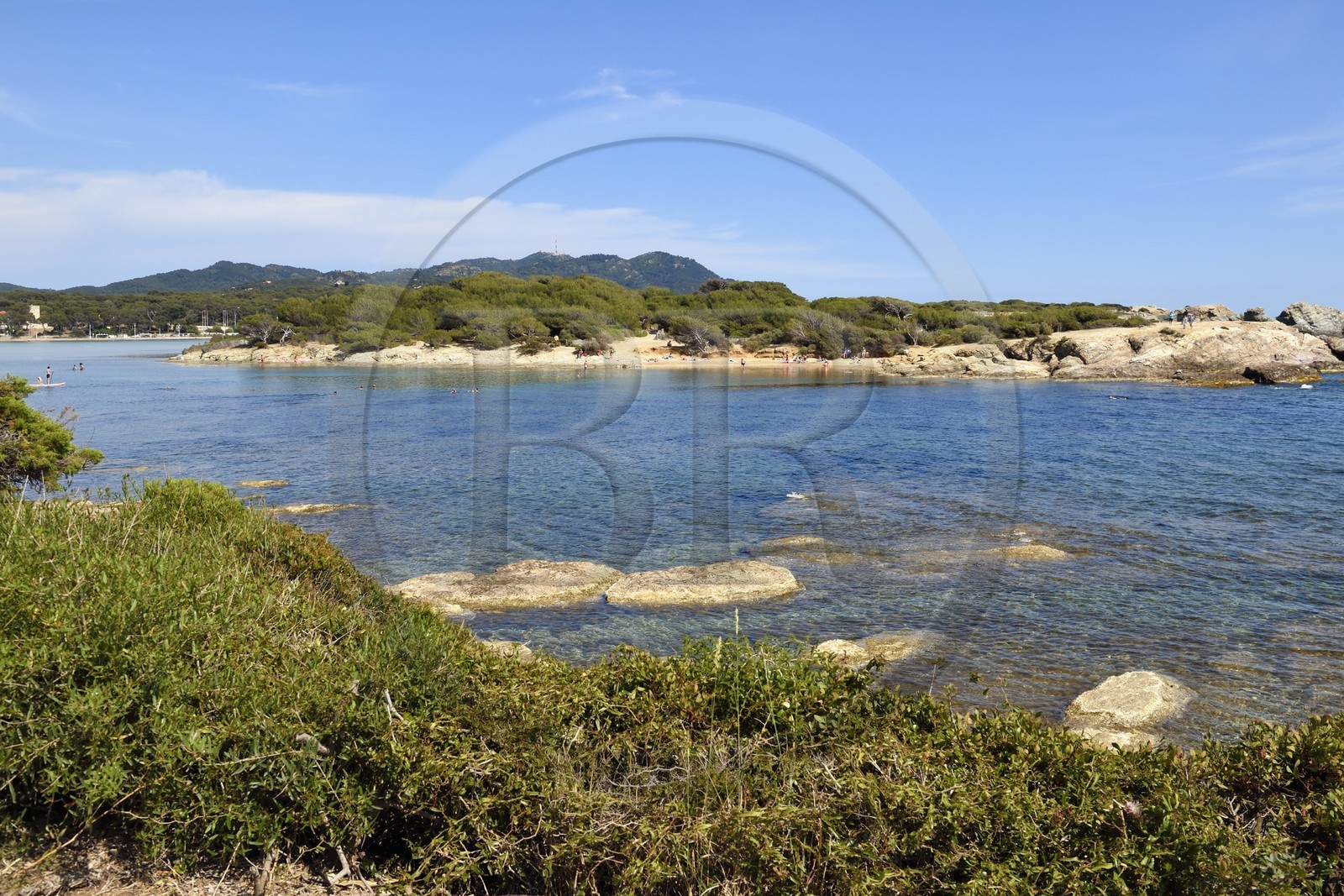 France, Var (83), Six-Fours-les-Plages, Ile des Embiez, détroit du Grand Gaou et Ile du Grand Gaou