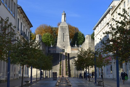 France, Meuse (55), Verdun, Monument à la Victoire de l'architecte Léon Chesnay, crypte commémorative dans laquelle sont conservés les fichiers des soldats titulaires de la médaille de Verdun, statue de guerrier franc au sommet
