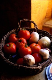 France, Gard (30), panier de légumes provençaux dans une maison d'hôtes
