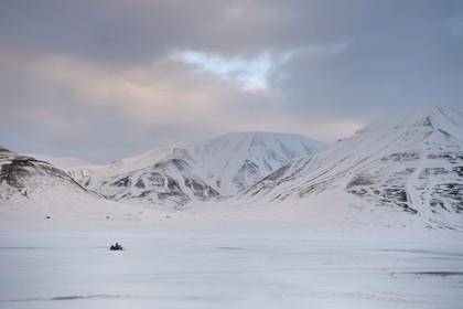 Norvège, Svalbard, Spitzberg, vallée de Adventdalen vers Longyearbyen, motoneige