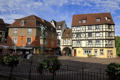 France, Haut-Rhin (68), Colmar, la place de l'Ancienne Douane et la Fontaine Schwendi oeuvre de Bartholdi