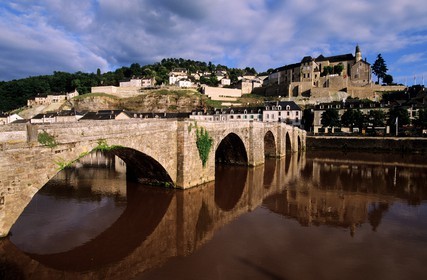 France, Dordogne (24), Périgord Noir, Terrasson-Lavilledieu, pont sur la Vézère