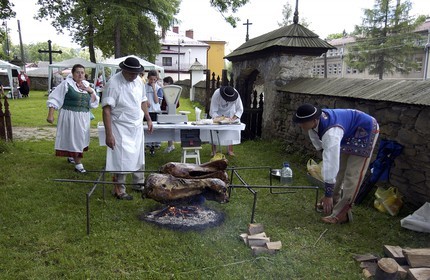 Pologne, Petite Pologne, Carpates, préparation du porc grillé à Rabka-Zdroj