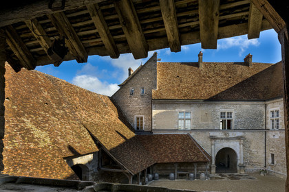 France, Côte-d'Or (21), Paysage culturel des climats de Bourgogne classés Patrimoine Mondial de l'UNESCO, Route des Grands Crus, vignoble de la Côte de Nuits, Vougeot, le Chateau du Clos de Vougeot, la cour intérieure