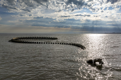 Saint-Brevin-les-Pins, Mindin, collection d'art contemporain à ciel ouvert Estuaire, le Serpent d'Océan réalisé par l'artiste chinois Huang Yong Ping représentant un long squelette de serpent de mer, installé sur l'estran et apparaissant au rythme des marées (vue aérienne)