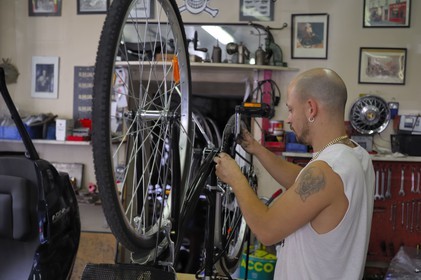 France, Paris (75), Yohann Baillou, dans l'atelier du magasin de cycles BMG rue Sorbier