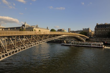France, Paris (75), les rives de la Seine et la passerelle Solferino