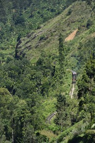 Sri Lanka, Province d'Uva, train sur la voie de chemin de fer dans la région montagneuse de la culture du thé non loin de Ella (Badulla district)
