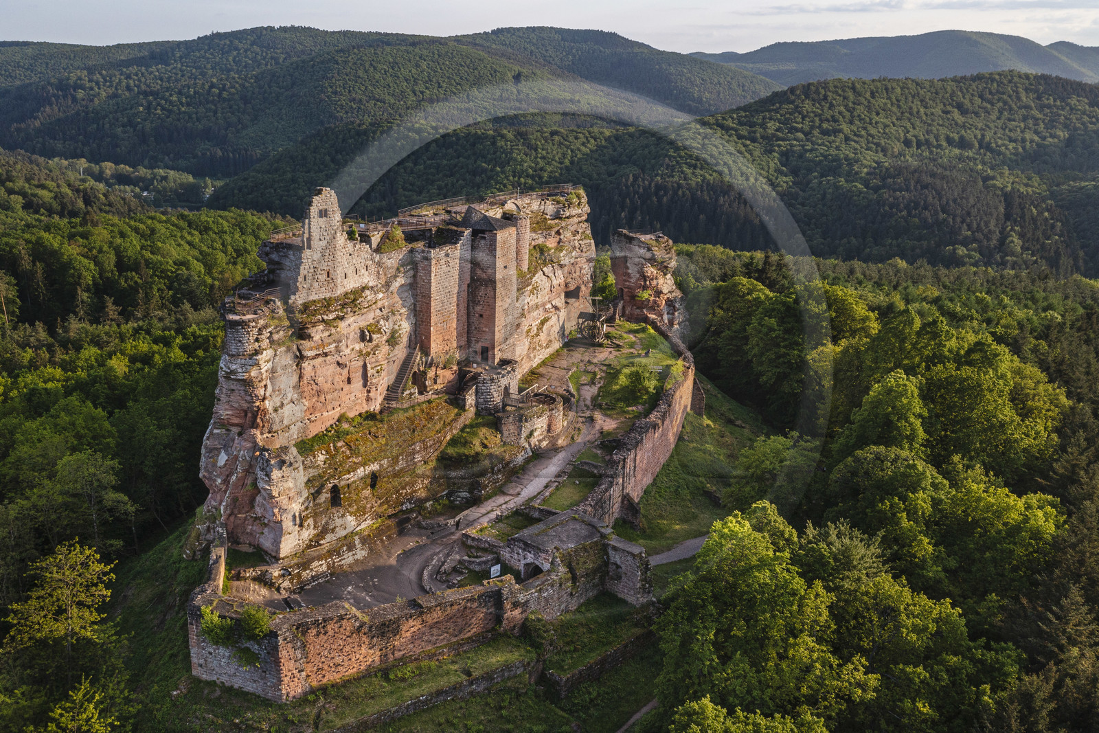 France, Bas-Rhin (67), Parc naturel régional des Vosges du Nord, Lembach, chateau de Fleckenstein (vue aérienne)