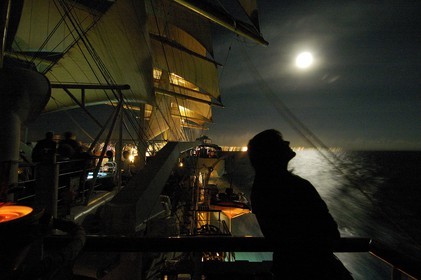 Caraïbes, le SPV Royal Clipper lève les voiles au clair de lune