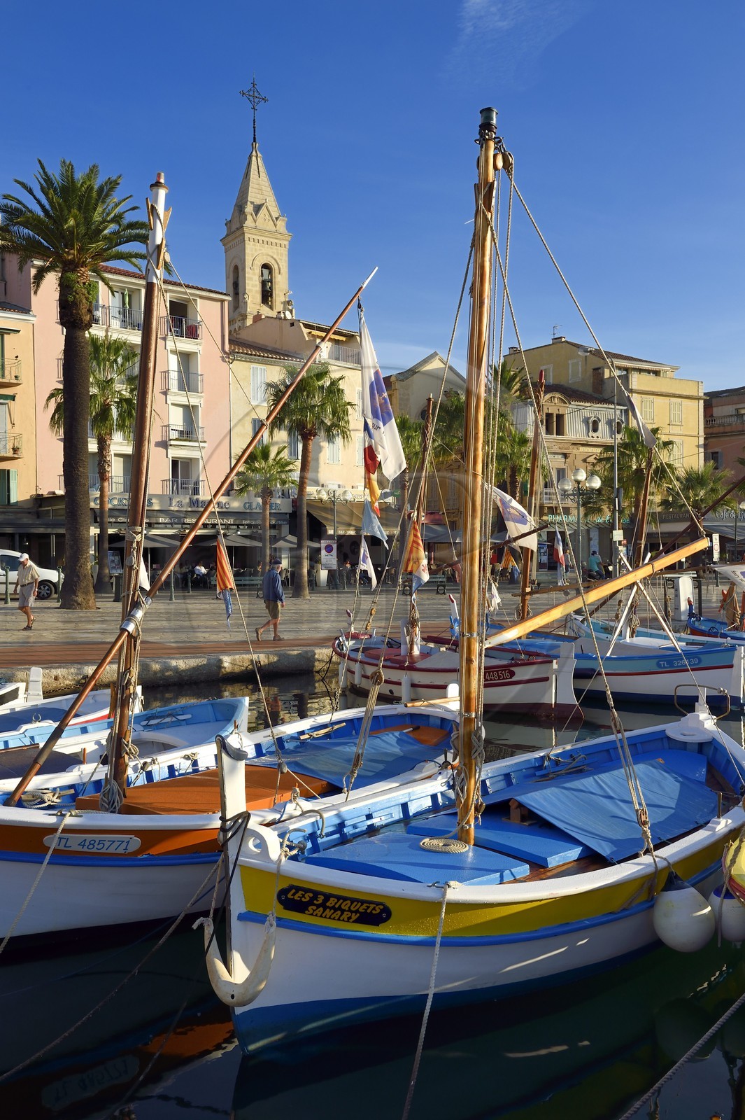 France, Var (83), Sanary-sur-Mer, barques traditionnelles de peche appelées pointus sur le port et l'église Saint-Nazaire