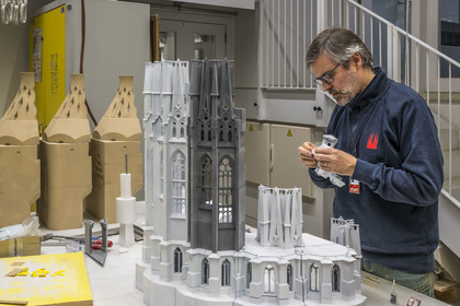 Espagne, Catalogne, Barcelone, quartier de l'Eixample, basilique de la Sagrada Familia de l'architecte du modernisme catalan Antoni Gaudi classée Patrimoine Mondial de l'UNESCO, l'atelier maquettes, Ignasi Badia Nogués reconstitue la maquette fabriquée en 3D de la facade de l'abside orientée Nord Ouest