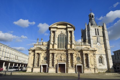 France, Seine-Maritime (76), Le Havre, la cathédrale Notre-Dame est entourée d'immeubles Perret