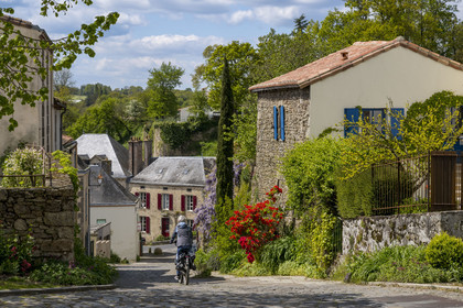 France, Vendée (85), Mallièvre, cycliste sur la véloroute Vendée Vélo Tour descendant de la Ville Haute
