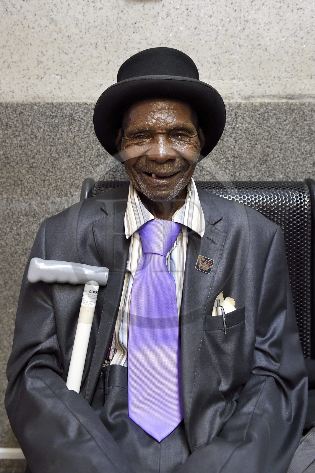 Zimbabwe, province de Matabeleland septentrional, Victoria Falls, Monsieur Sweet Lemon (94 ans) de Mutare dans son plus beau costume et portant un chapeau haut-de-forme