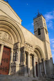 France, Gard (30), Saint-Gilles du Gard, église abbatiale de Saint-Gilles du XIIème-XIIIème siècle, classée Patrimoine Mondial de l'UNESCO au titre des chemins de Saint-Jacques de Compostelle en France, sculptures de la facade orientale de style art roman provencal
