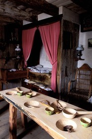 France, Haute-Savoie (74), région de Samoens, Cessonnes, écomusée la ferme du clos parchet, pièce de vie d'une ferme