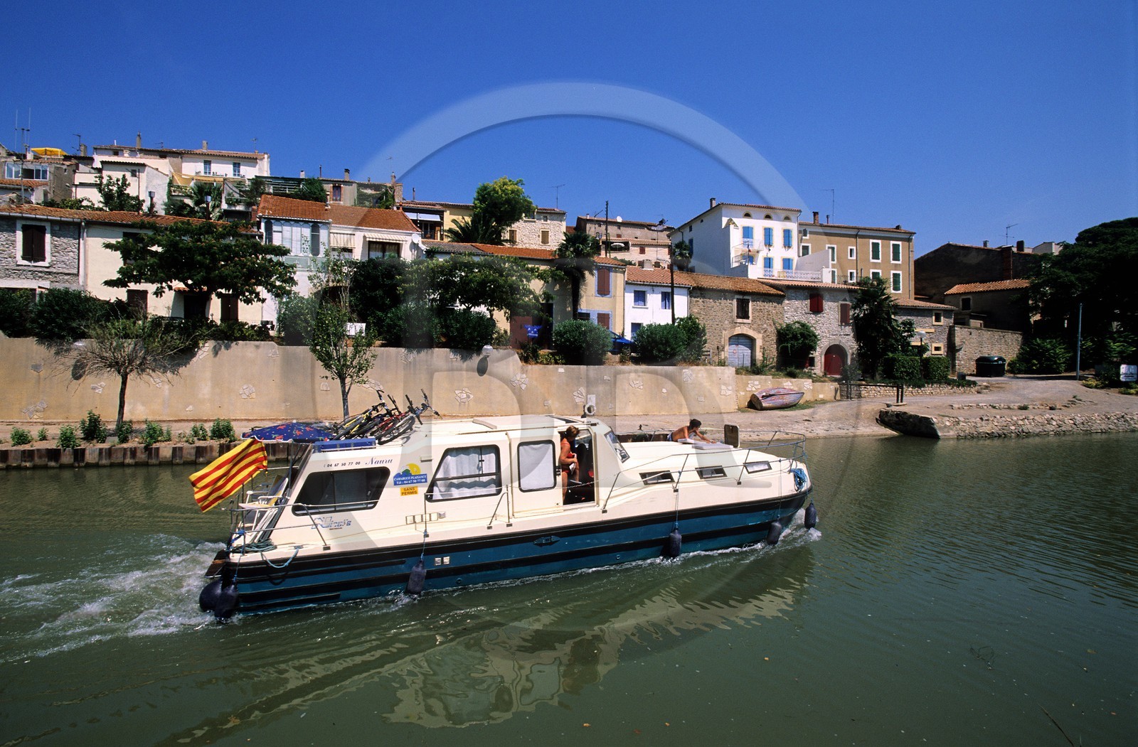France, Aude (11), village de Paraza vers Lézignan-Corbières, péniche sur Canal du Midi