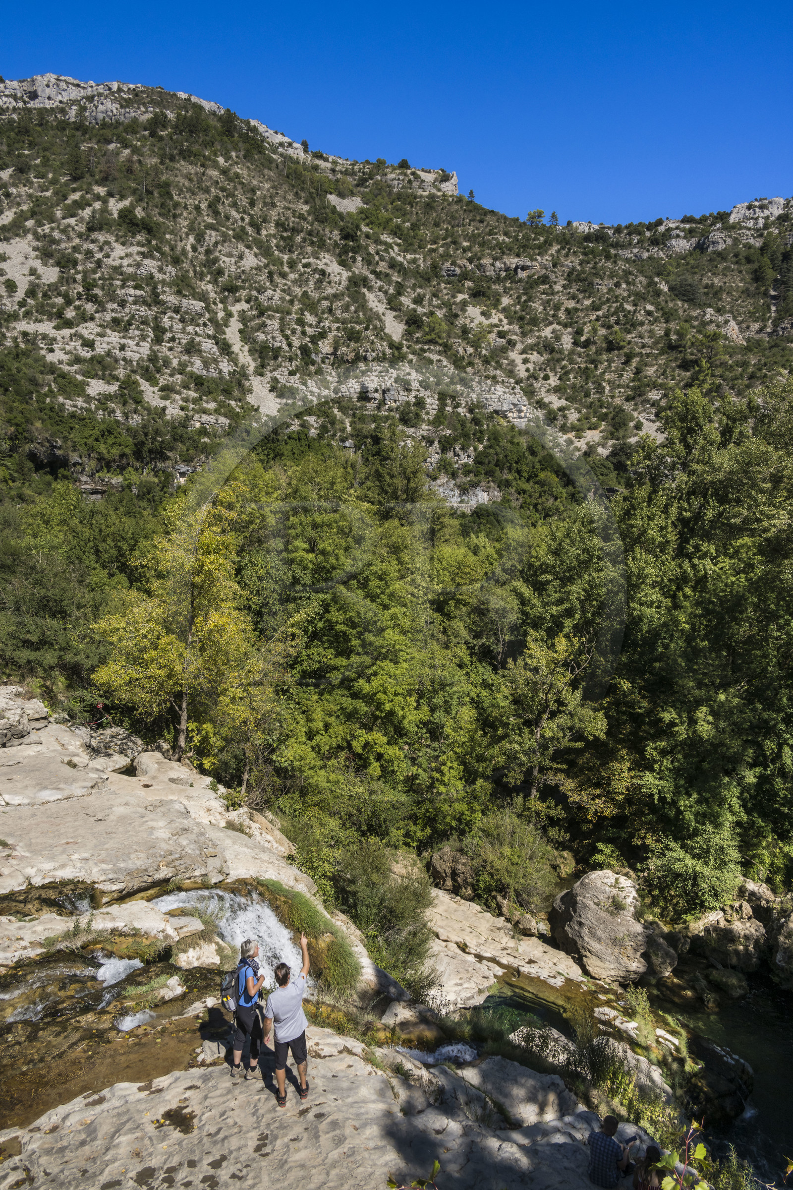 France, Hérault (34), les Causses et les Cévennes, paysage culturel de l'agro-pastoralisme méditerranéen inscrit au Patrimoine Mondial de l'UNESCO, gorges de La Vis, Saint-Maurice-Navacelles, le Cirque de Navacelles, cascade sur La Vis au point de recoupement du méandre