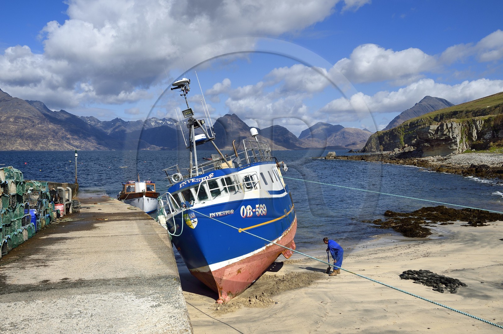 Royaume-Uni, Ecosse, région des Highlands, les Hébrides, Ile de Skye, bateau de pêche dans le petit port du village de Elgol sur les rives du Loch Scavaig au bout de la péninsule de Strathaird et le massif des Black Cuillin Mountains en arrière plan