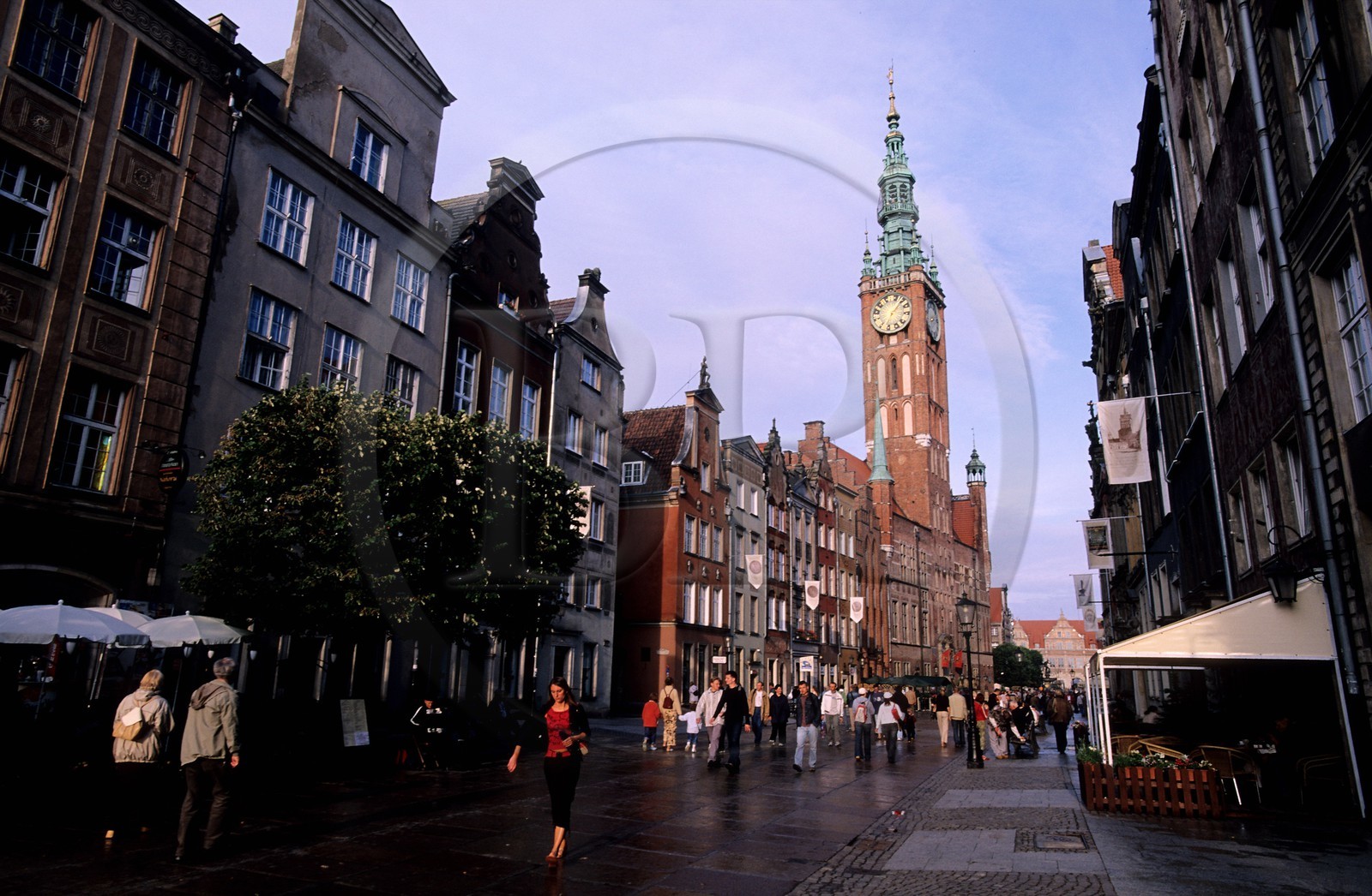 Pologne, Poméranie Orientale, Gdansk, la rue Longue, artère de la ville principale, et l'Hôtel de ville (Ratusz Glownego Miasta)