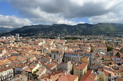 France, Var (83), Toulon, la ville au pied du mont Faron, le quartier du petit Chicago devenu quartier des Arts au premier plan