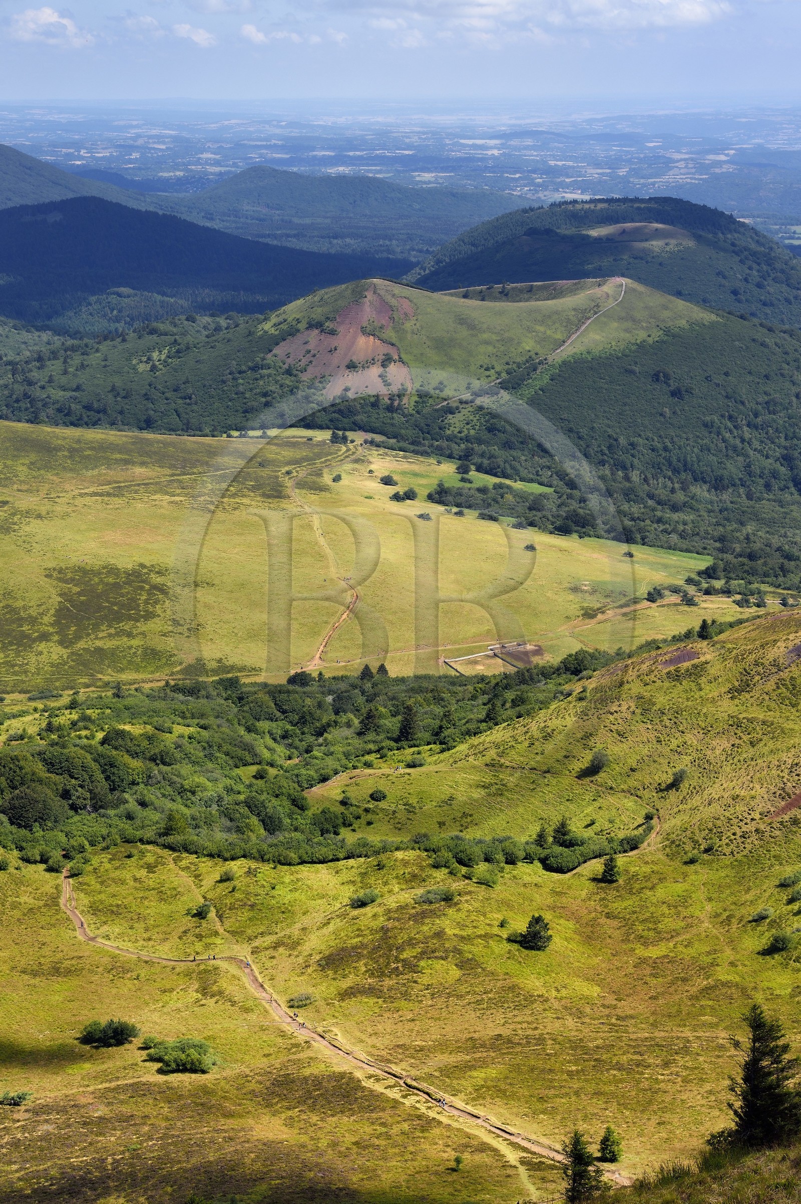 France, Puy-de-Dôme (63), Parc Naturel Régional des Volcans d'Auvergne, la partie Nord de la Chaine des Puys classée Patrimoine Mondial de l’UNESCO, le sentier menant au Traversin et au cratère du Puy Pariou