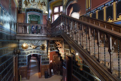 France, Pyrénées-Atlantiques (64), la côte du Pays-Basque, Hendaye, chateau d'Abbadia construit en 1870 par Eugène Viollet-le-Duc pour Antoine d'Abbadie d'Arrast, le vestibule avec ses peintures éthiopiennes et le grand escalier, statue porte-torchère représentant Abdullah ancien esclave ethiopien affranchi et mort sous la commune de Paris