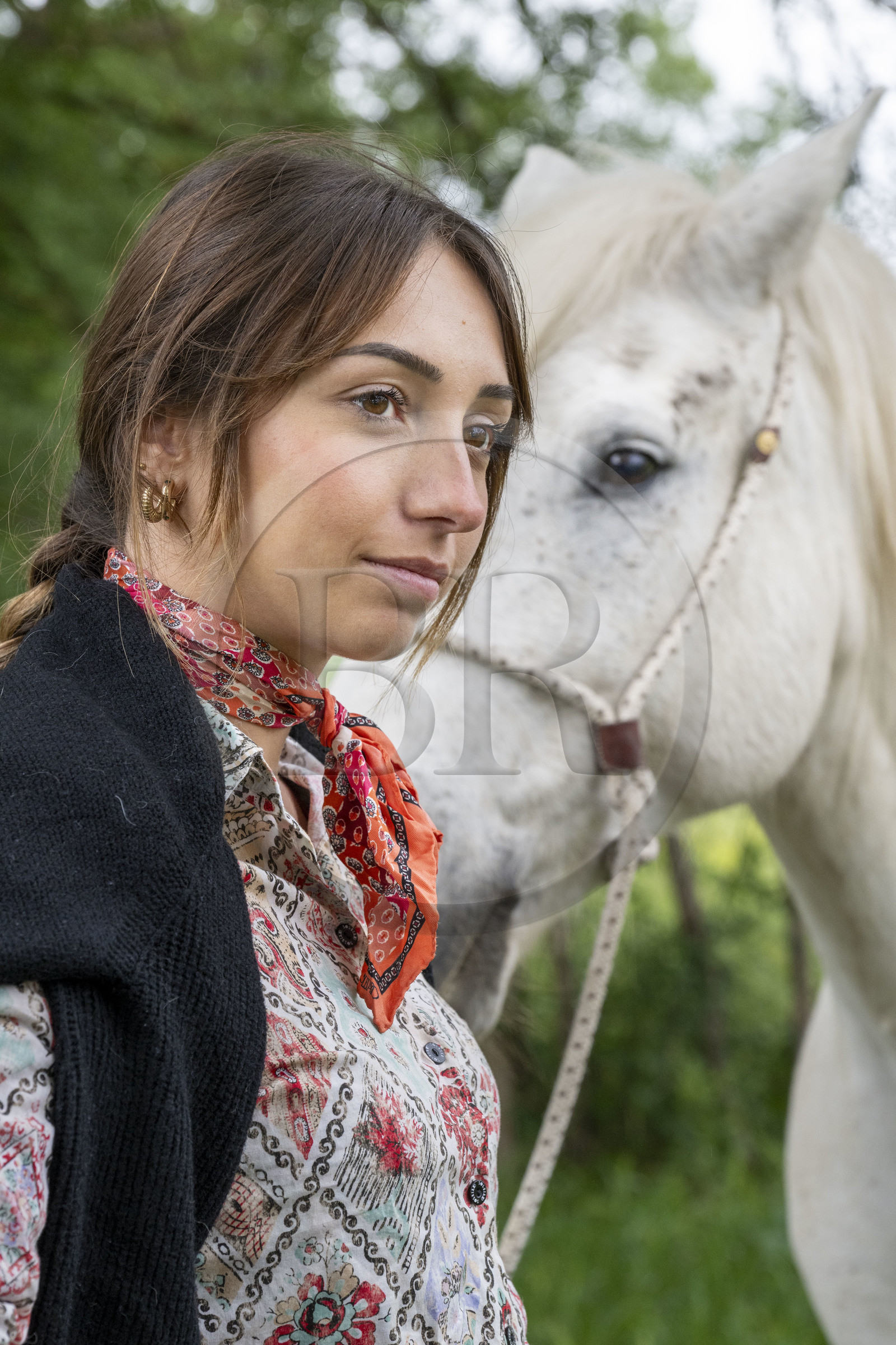 France, Gard (30), Saint-Gilles du Gard, manade Pierre Aubanel & fils, gardian bénévole au féminin Celia Boulaire avec un cheval camarguais
