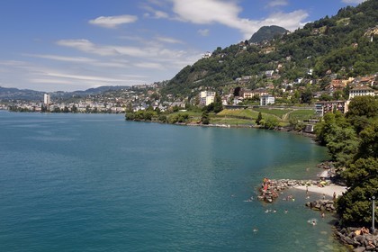 Suisse, Canton de Vaud, Veytaux, la petite plage au pied du chateau Chillon sur les rives du lac Léman et Montreux en arrière plan
