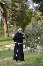 Croatie, Dalmatie, côte dalmate, Ile d’Ugljan, Preko, Monastère Franciscain de l'îlot Galovac, les moines produisent leur propre huile d'olive