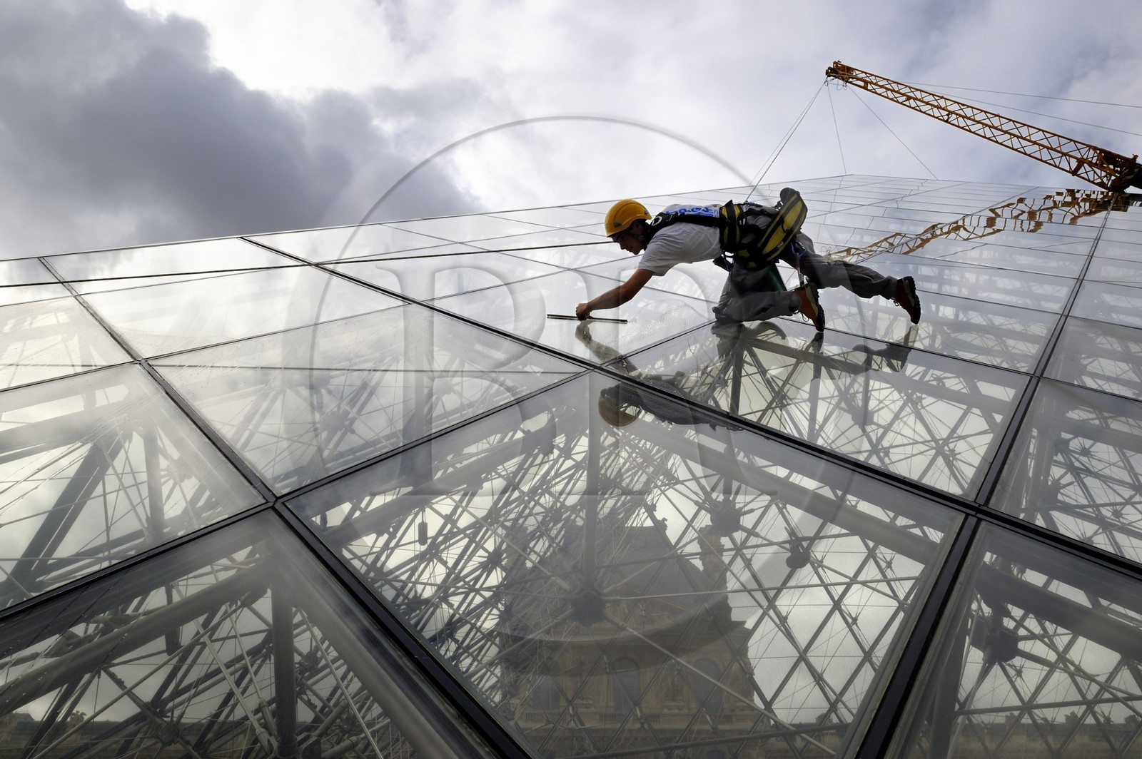France, Paris (75), le musée du Louvre, laveurs de vitres sur la façade en verre de la pyramide de l'architecte Ieoh Ming Pei