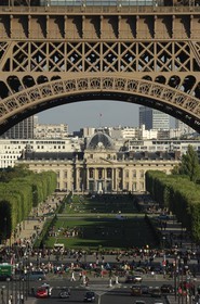 France, Paris (75), l'Ecole Militaire sous la Tour Eiffel au bout du Champs de Mars