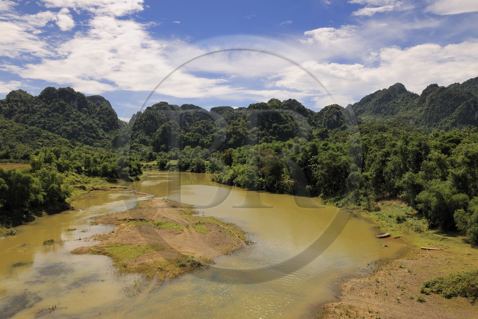 Vietnam, région au Nord-Ouest de Ninh Binh, paysage bordant la piste Ho Chi Minh à la rivière Tram