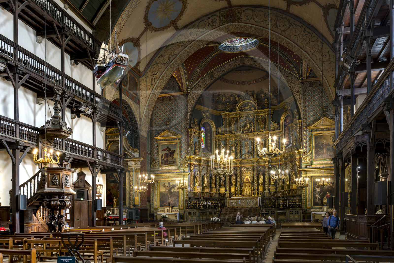 France, Pyrénées-Atlantiques (64), Pays-Basque, Saint-Jean-de-Luz, l'église Saint-Jean-Baptiste, retable du XVIIème siècle en bois doré et les galeries en bois de la nef