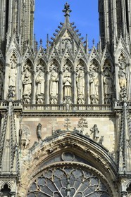 France, Marne (51), Reims, la cathédrale Notre-Dame de Reims, classée Patrimoine Mondial de l'UNESCO, la facade occidentale, le baptême de Clovis (au centre) par l'éveque Saint-Remi, en présence de Clotilde, sa femme et l'inspiratrice de sa conversion, d'assistants de l'éveque et de l'ermite Montan