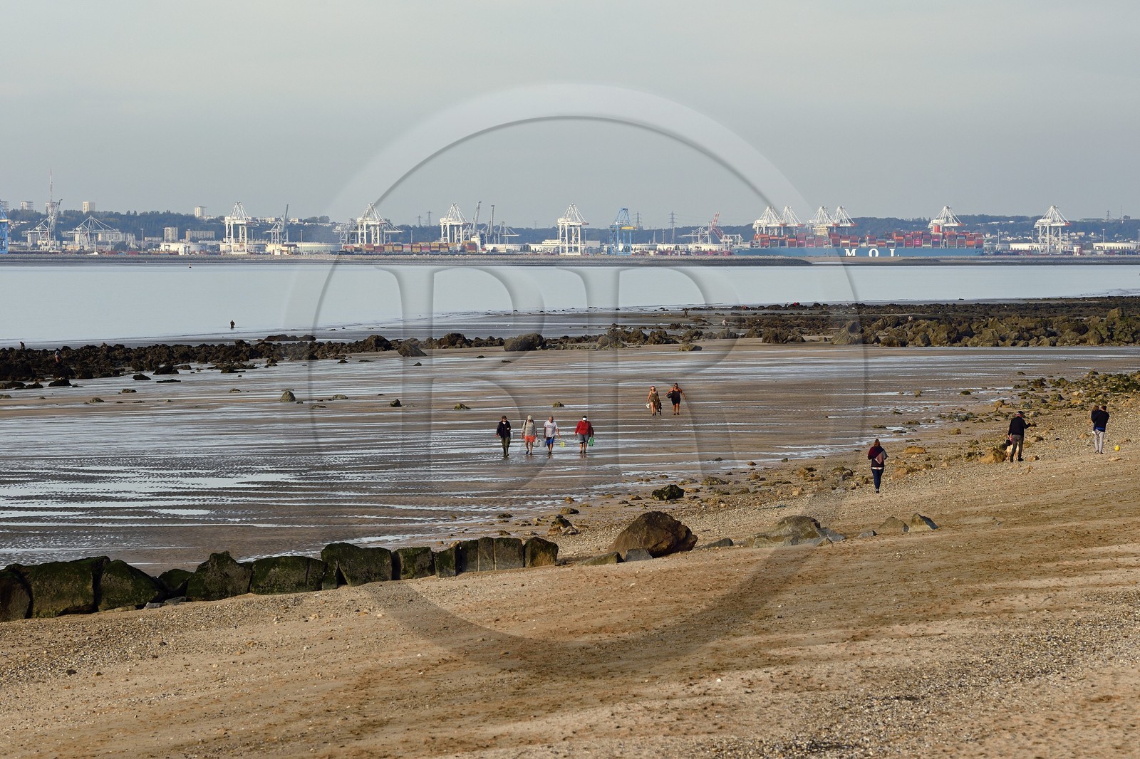 France, Calvados (14), Pays d'Auge, Trouville-sur-Mer, la plage des Roches Noires qui s’étend sur plusieurs kilomètres en direction d’Hennequeville et de Villerville, le port du Havre en arrière plan