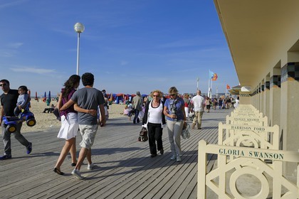 France, Calvados (14), Pays d'Auge, Deauville, la plage, la Promenade des Planches en souvenir des réalisateurs et acteurs de cinéma