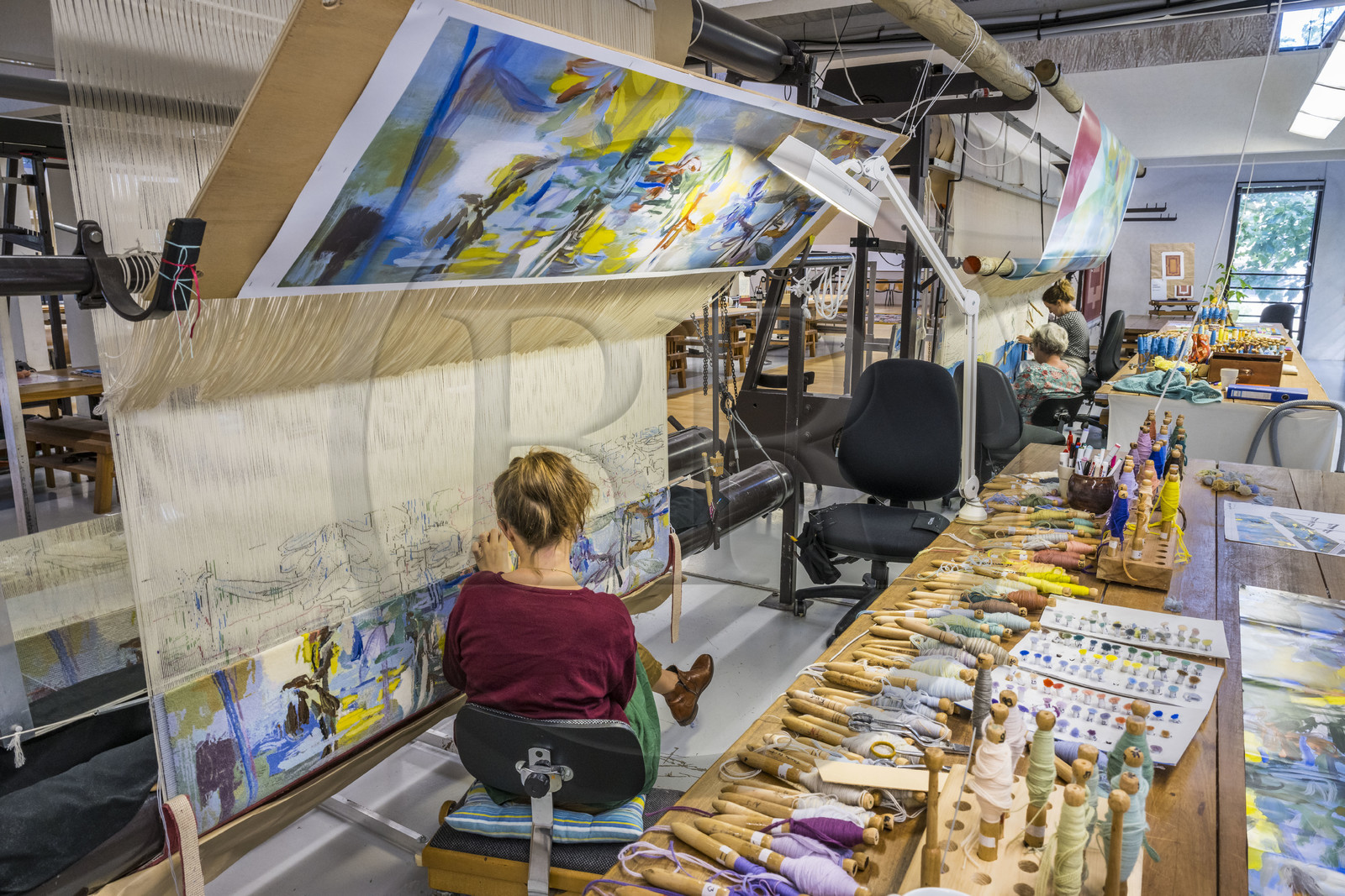 France, Hérault (34), Lodève, Manufacture de la Savonnerie unique annexe de la Manufacture Nationale de tapis de la Savonnerie des Gobelins, réalisation par la licière Kristell Corbinais sur un métier à tisser d'une tapisserie de siège pour banquette L'Iris dans la vallée dessinée par Philippe Borderieux