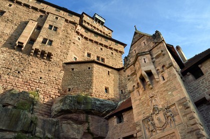 France, Bas-Rhin (67), Orschwiller, le château du Haut-Koenigsbourg, logis sud avec oriel et latrines à gauche surplombée par le donjon et tour abritant porte d'honneur