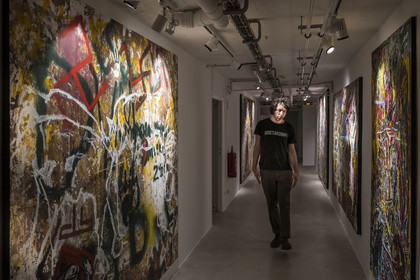 France, Alpes-Maritimes (06), Cannes, l'artiste Orsten Groom lors de son exposition au Suquet des Artistes en 2022