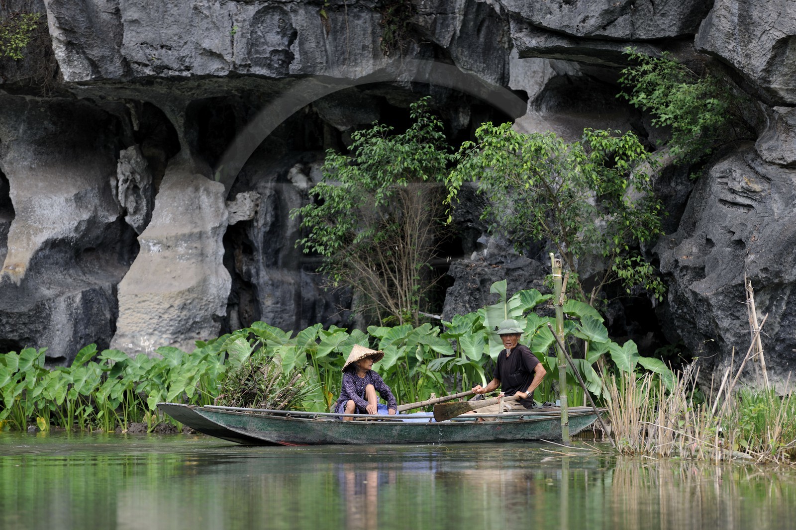 Vietnam, province de Ninh Binh, région surnommée la baie d'Halong terrestre, excursion en barque à Tam Coc entouré de montagnes karstiques