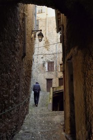 France, Alpes-Maritimes (06), vallée de la Roya (arrière-pays niçois), au pied du parc national du Mercantour, Saorge, ruelle et traverse couverte