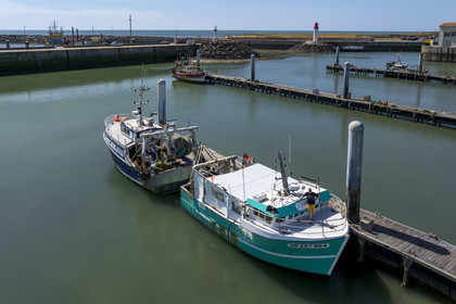 France, Charente-Maritime (17), Ile d'Oléron, port de La Cotinière, bassin à flots aménagé en 2022 au pied de la nouvelle criée, le pêcheur Yoann Crochet sur son chalutier L’Univers destiné à la pêche côtière artisanale (vue aérienne)
